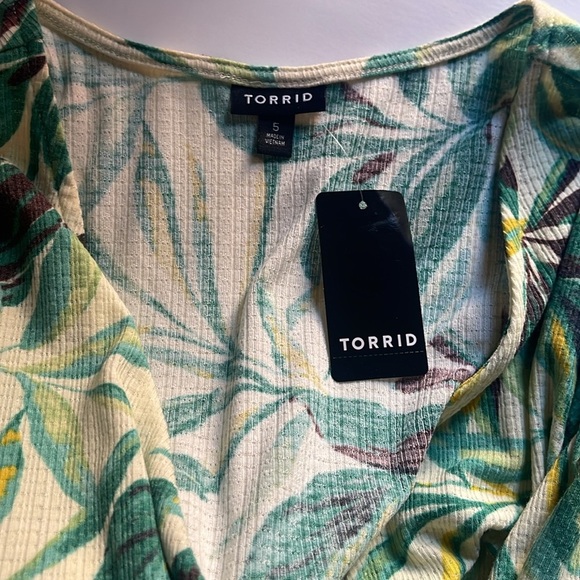 TORRID Floral Green Wrap Top 5X - Picture 6 of 7
